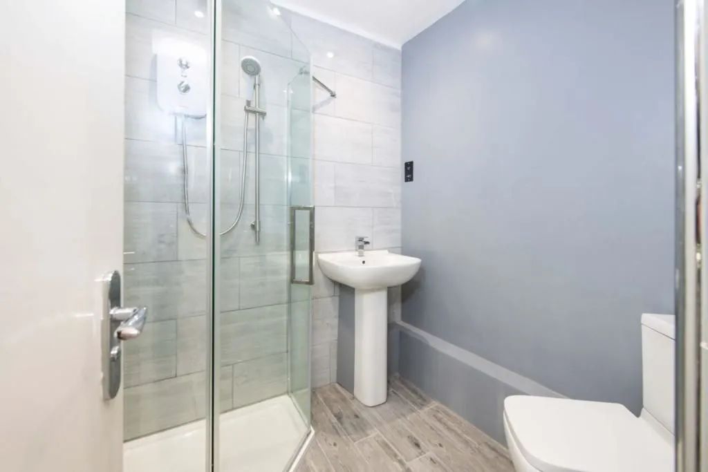 LONDON, N21 3BG - Online Auctions