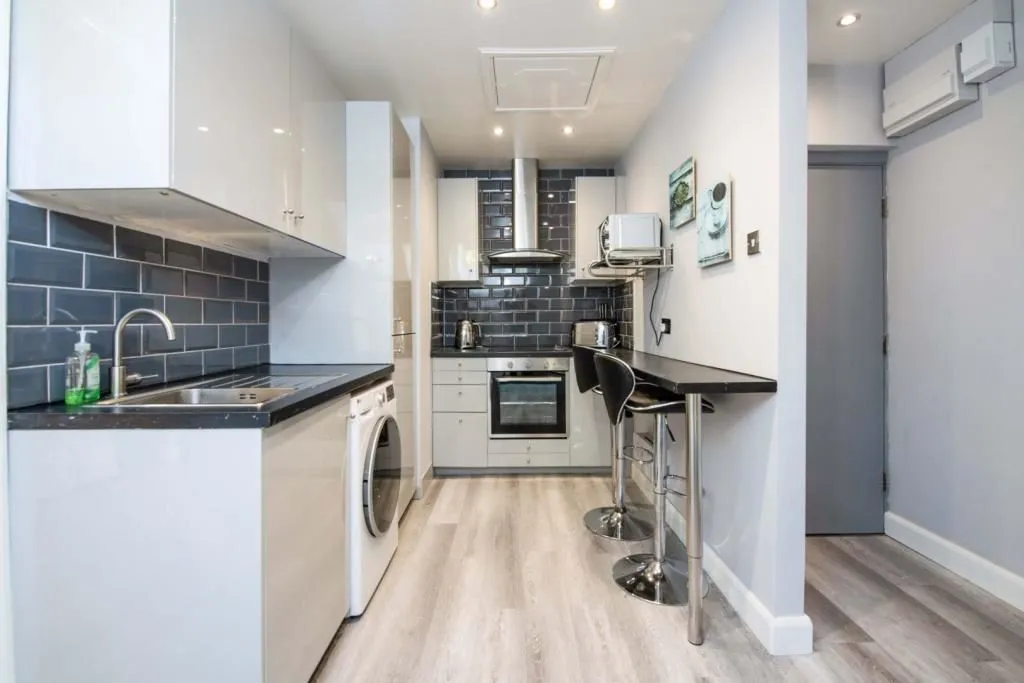 LONDON, N21 3BG - Online Auctions