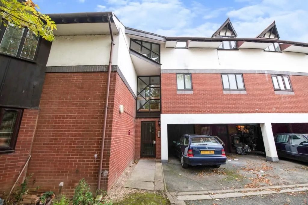 LONDON, N21 3BG - Online Auctions
