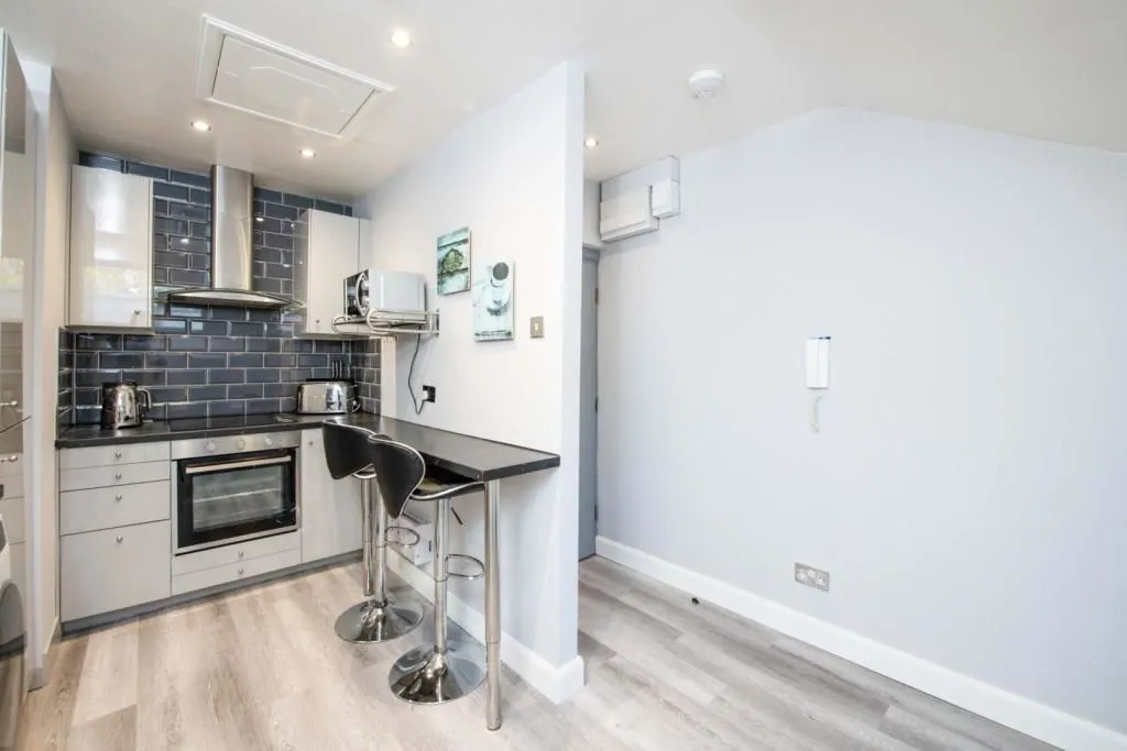 LONDON, N21 3BG - Online Auctions