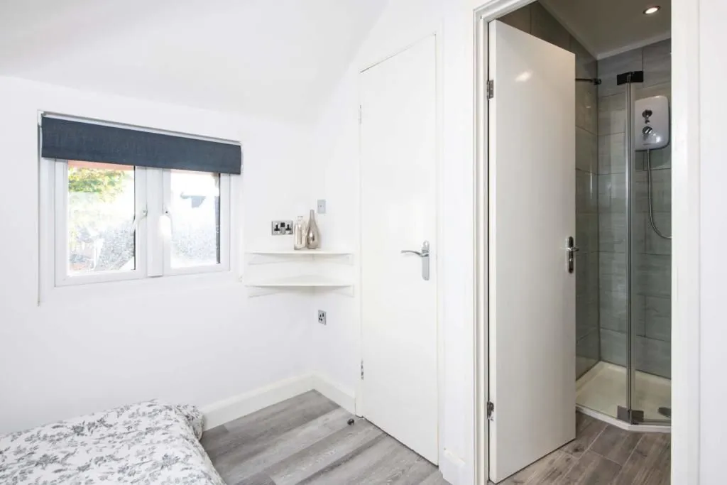 LONDON, N21 3BG - Online Auctions