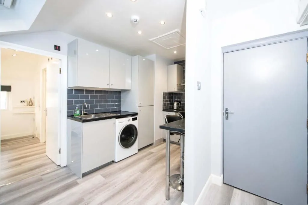 LONDON, N21 3BG - Online Auctions