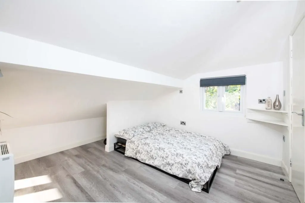 LONDON, N21 3BG - Online Auctions