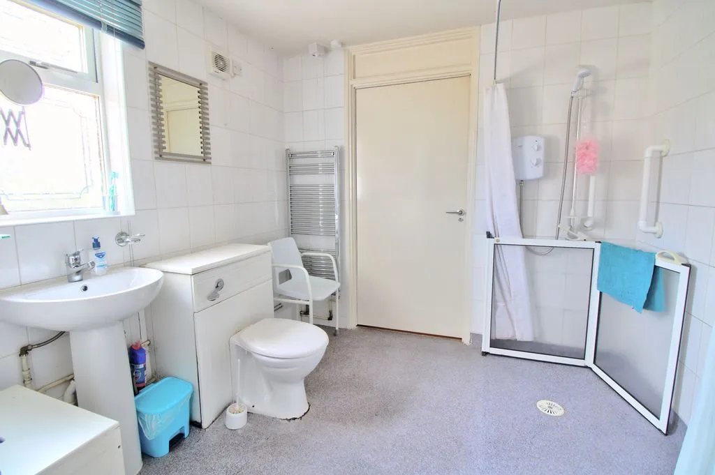 WOLVERHAMPTON, West Midlands, WV8 1UW - Online Properties