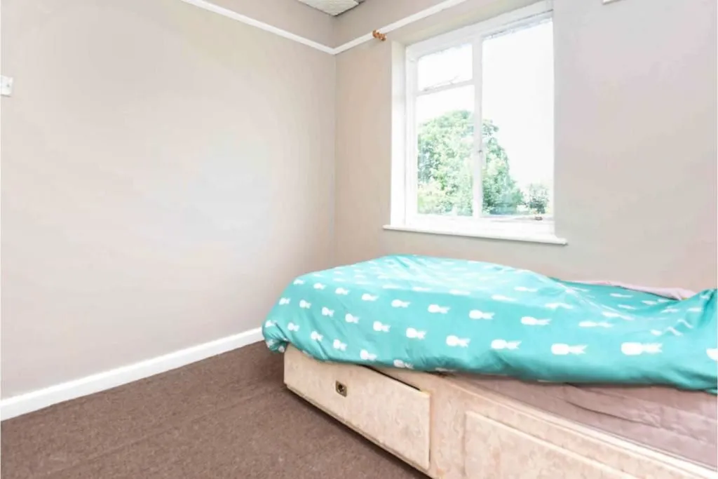 ILFORD, Essex, IG6 1NQ - Online Auctions