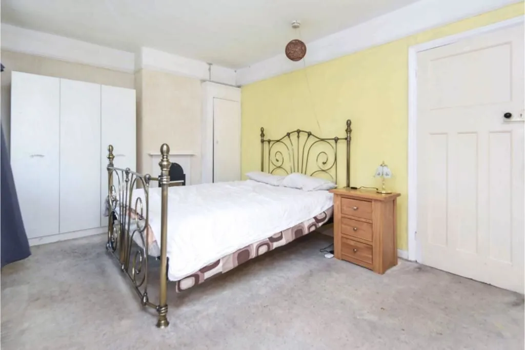 ILFORD, Essex, IG6 1NQ - Online Auctions