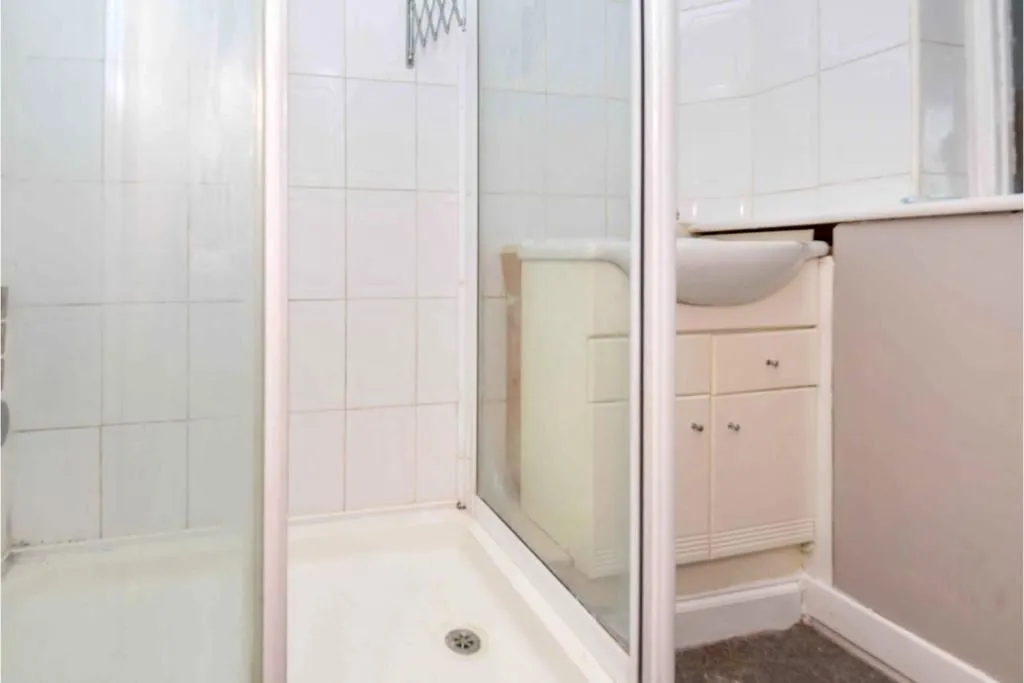 ILFORD, Essex, IG6 1NQ - Online Auctions