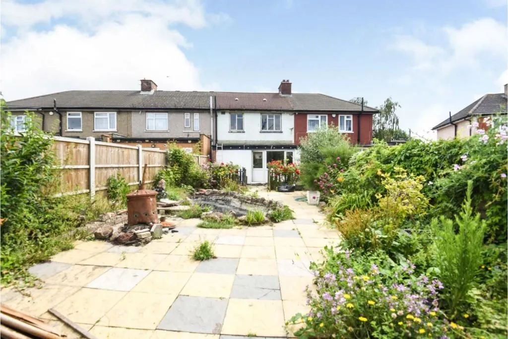 ILFORD, Essex, IG6 1NQ - Online Auctions