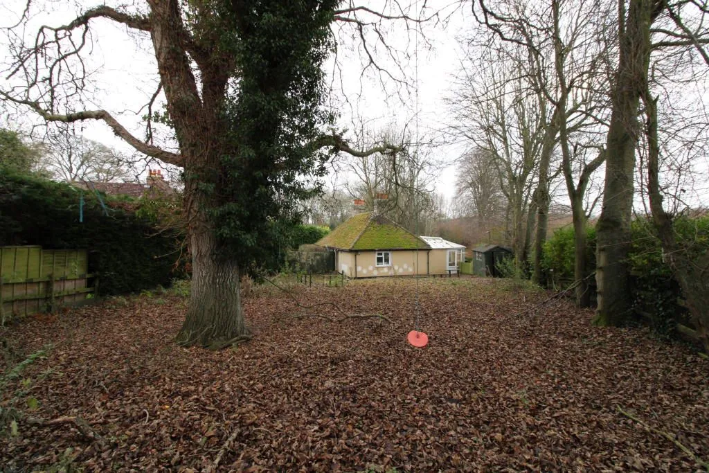 Everington Bungalow, Everington Hill, THATCHAM, Berkshire, RG18 0UD - Online Properties