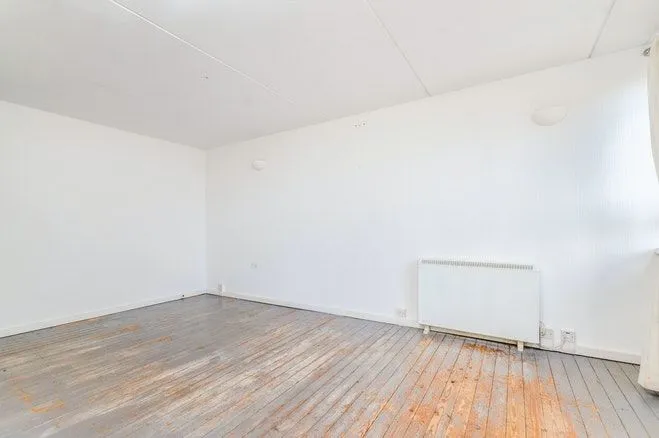 LONDON, SW11 4LD - Online Auctions