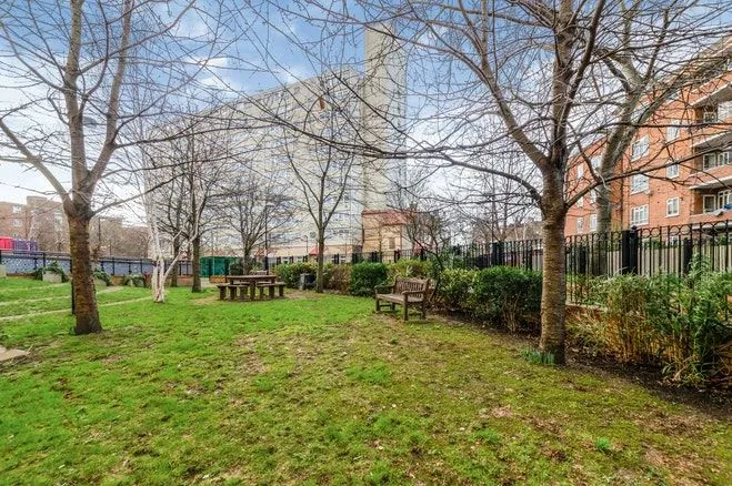 LONDON, SW11 4LD - Online Auctions