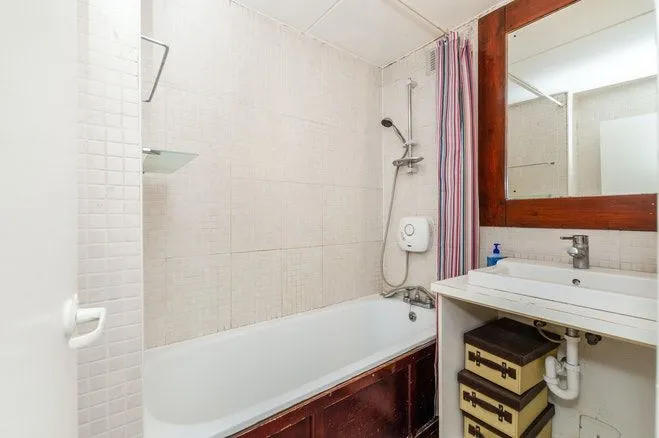 LONDON, SW11 4LD - Online Auctions