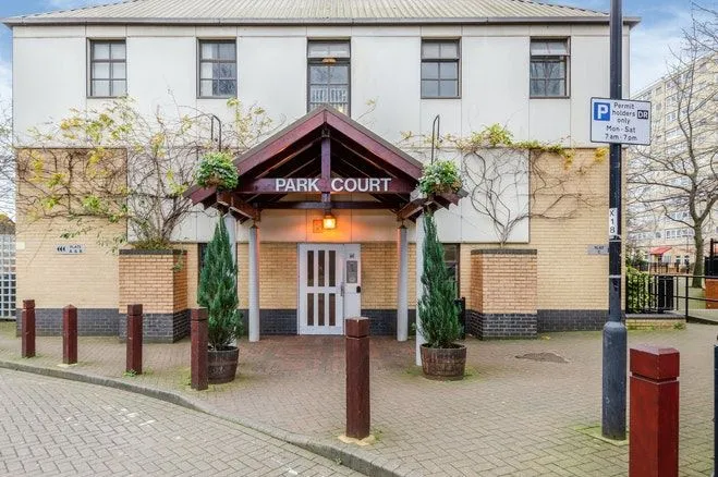 LONDON, SW11 4LD - Online Auctions