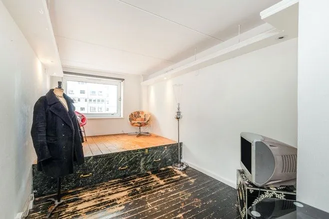 LONDON, SW11 4LD - Online Auctions