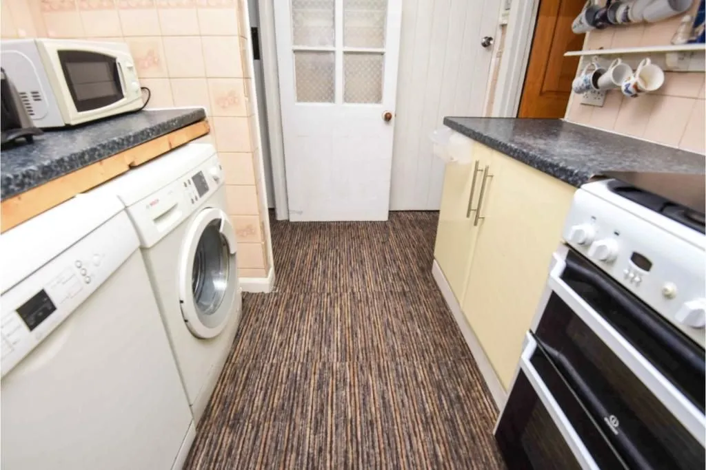 ILFORD, Essex, IG6 1NQ - Online Auctions