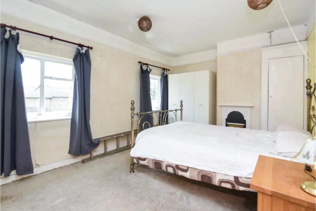 ILFORD, Essex, IG6 1NQ - Online Auctions