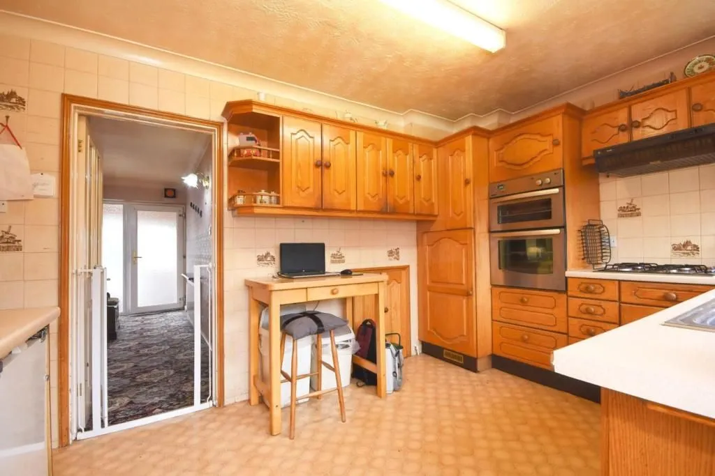 ONGAR, Essex, CM5 9DE - Online Auctions