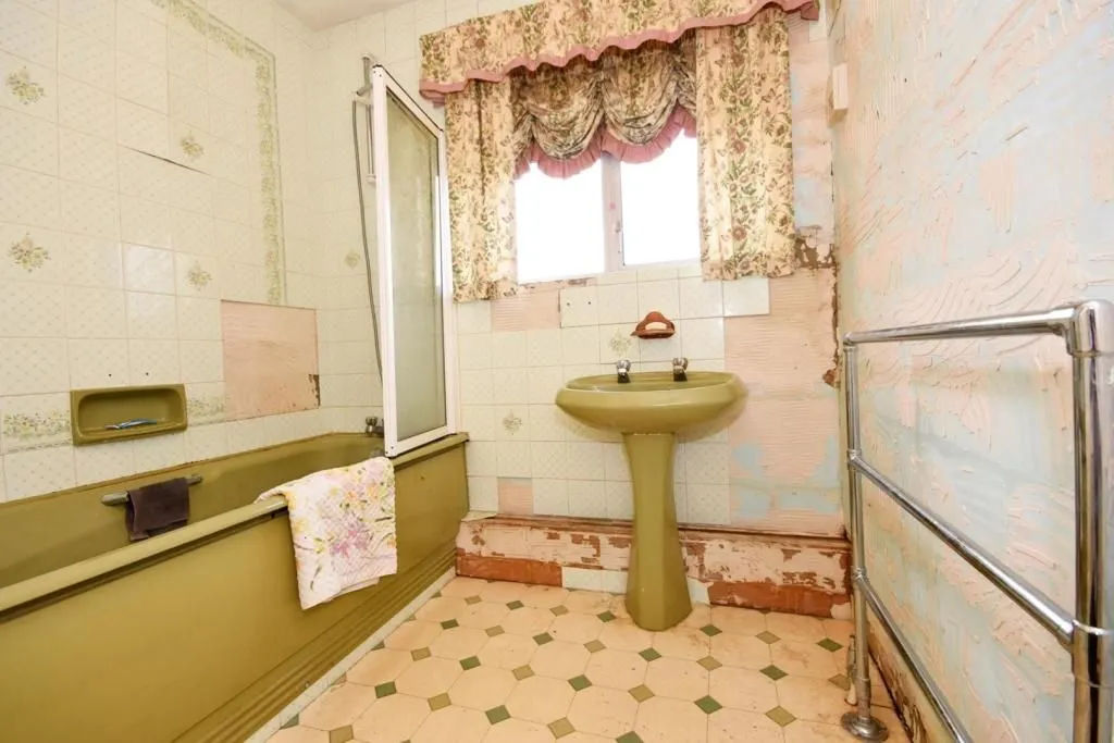 ONGAR, Essex, CM5 9DE - Online Auctions