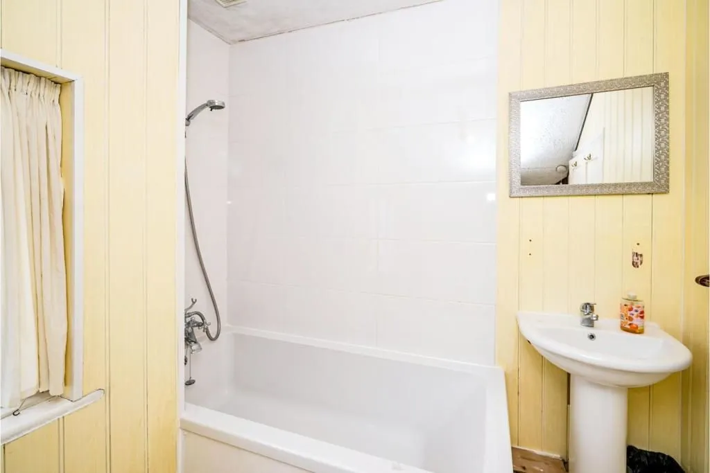 SLOUGH, Berkshire, SL2 1HD - Online Auctions