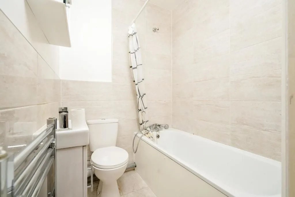 LONDON, N16 8SW - Online Auctions