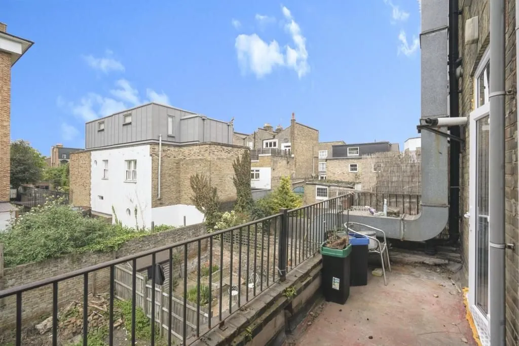 LONDON, N16 8SW - Online Auctions