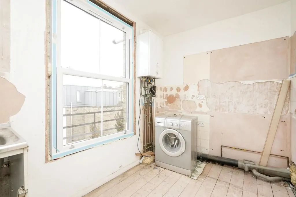 LONDON, N16 8SW - Online Auctions
