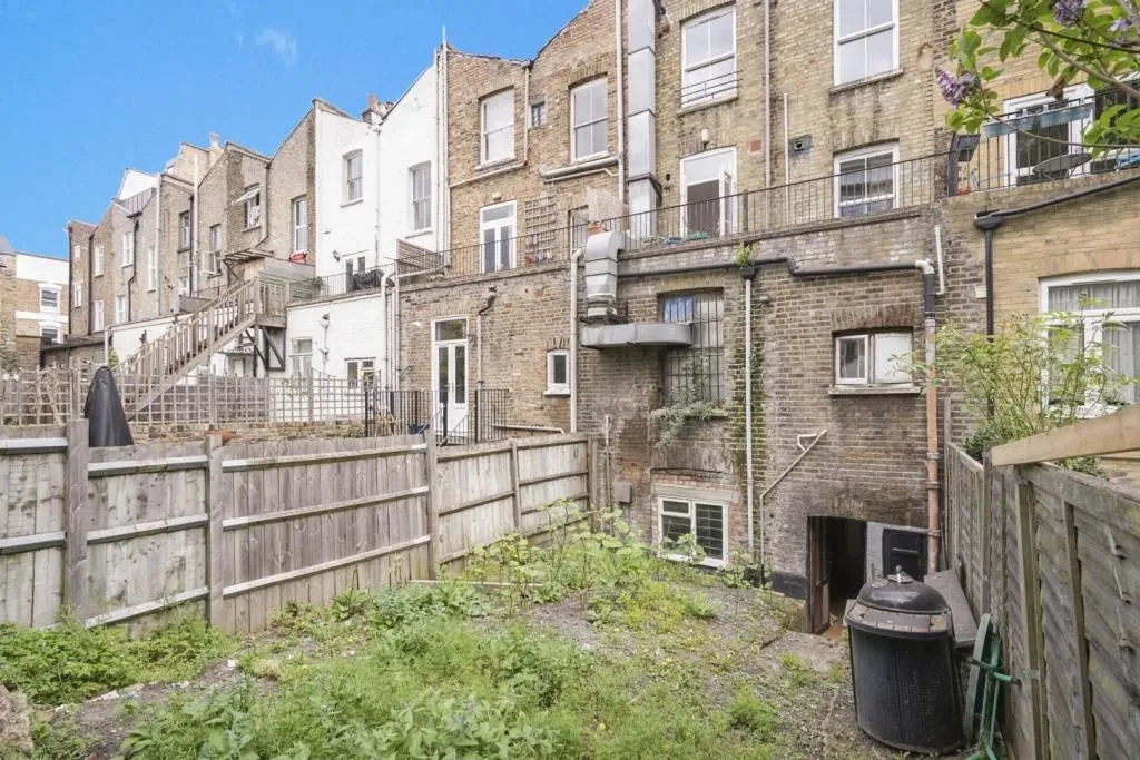 LONDON, N16 8SW - Online Auctions