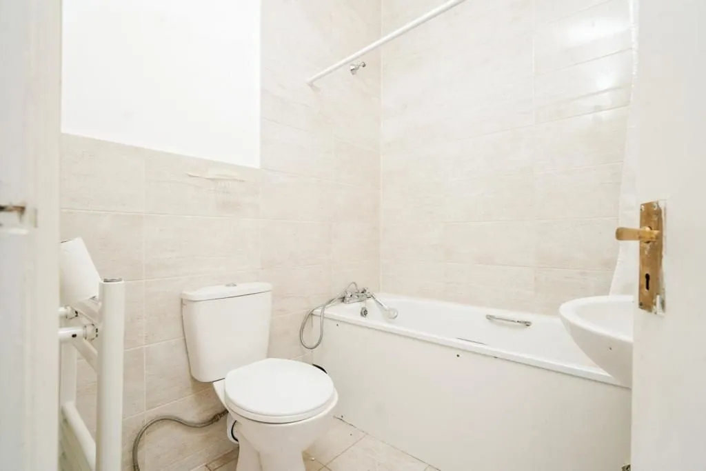 LONDON, N16 8SW - Online Auctions