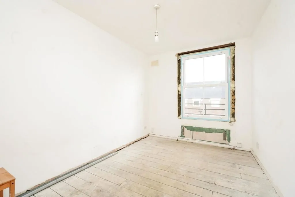 LONDON, N16 8SW - Online Auctions