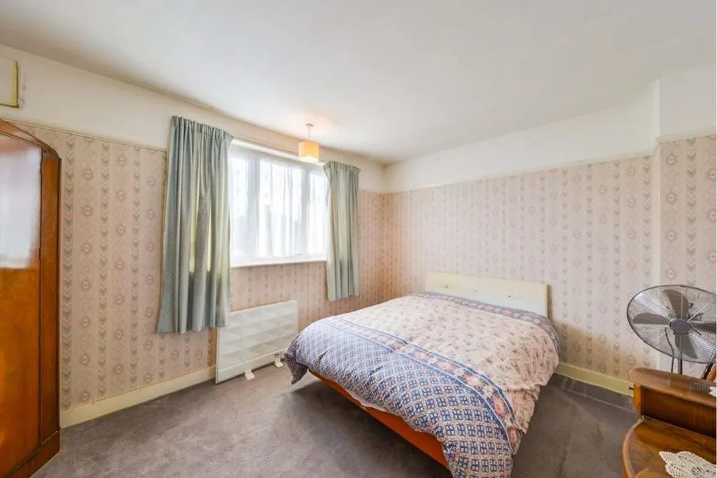 HATFIELD, Hertfordshire, AL10 0RD - Online Auctions