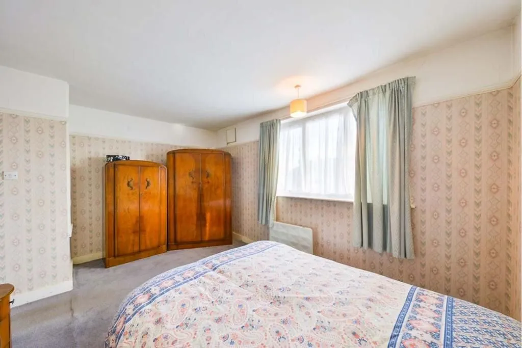 HATFIELD, Hertfordshire, AL10 0RD - Online Auctions