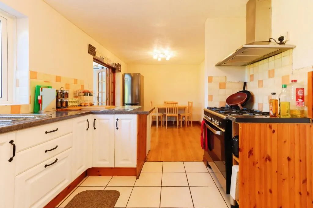 Wrexham, Clwyd, LL12 7NT - Online Auctions