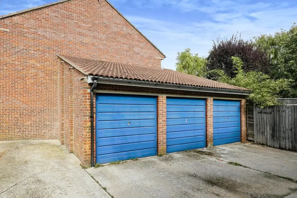 Hinton House, Jubilee Road, WATERLOOVILLE, Hampshire, PO7 7QX - Online Auctions