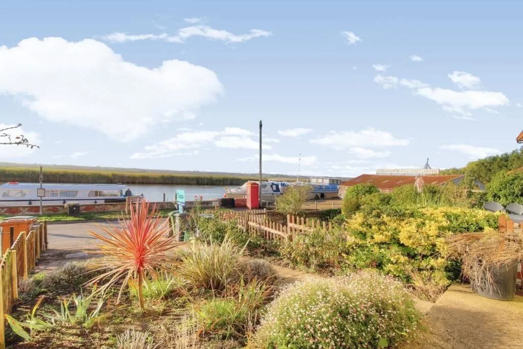 Reedham, Norwich, Norfolk, NR13 3TE - Online Properties