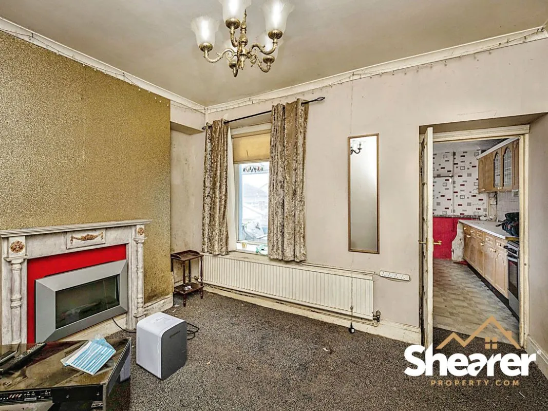 Morriston, Swansea, West Glamorgan, SA6 6HH - Online Auctions