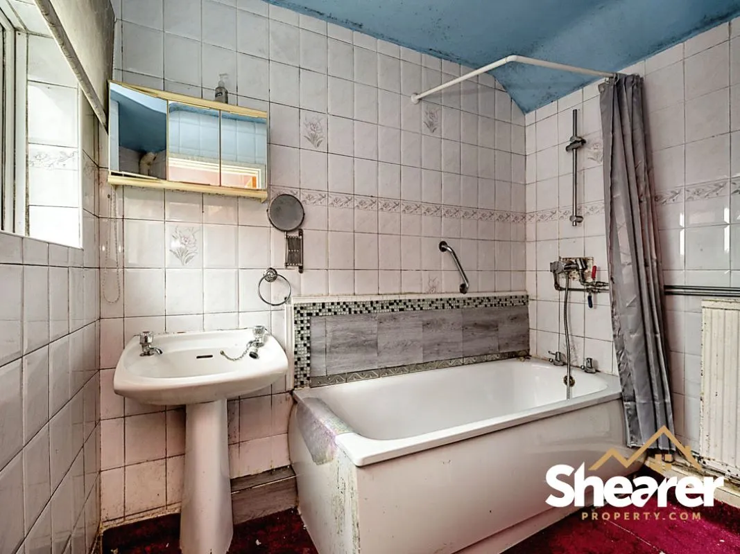 Morriston, Swansea, West Glamorgan, SA6 6HH - Online Auctions