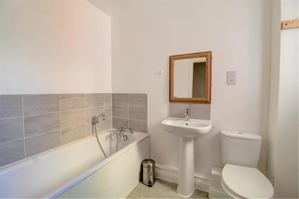 Aylesbury, Buckinghamshire, HP19 8JN - Online Properties