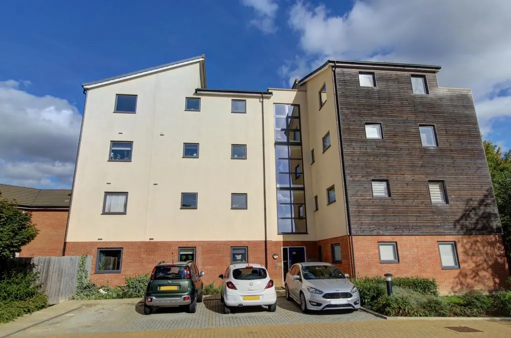 Aylesbury, Buckinghamshire, HP19 8JN - Online Properties