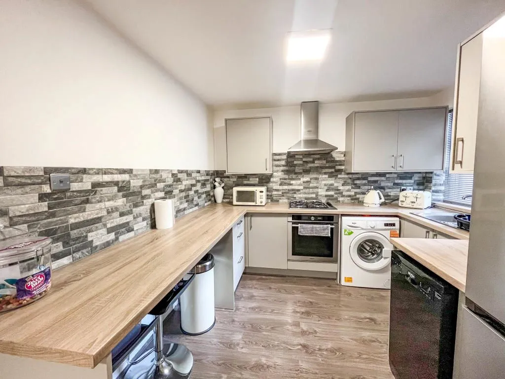 Leeds, West Yorkshire, LS17 5PW - Online Properties