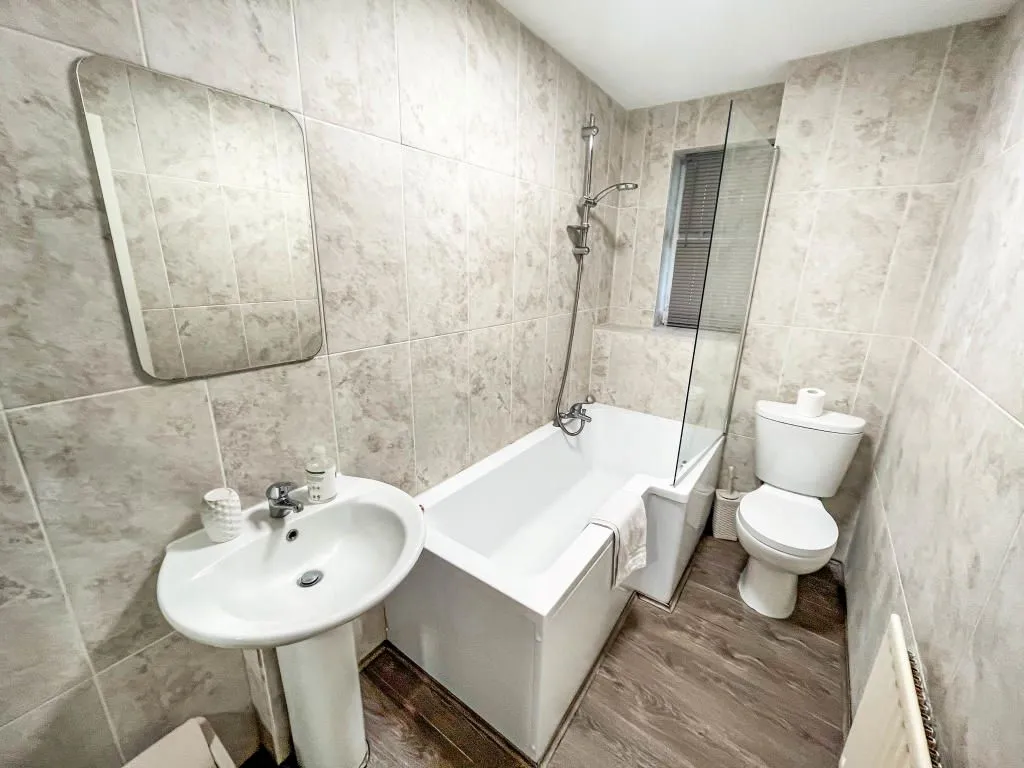 Leeds, West Yorkshire, LS17 5PW - Online Properties
