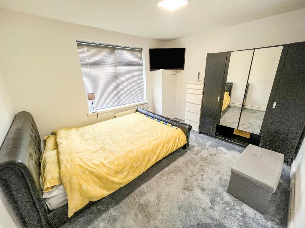 Leeds, West Yorkshire, LS17 5PW - Online Properties
