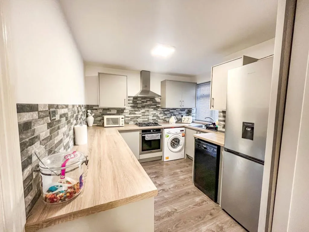 Leeds, West Yorkshire, LS17 5PW - Online Properties