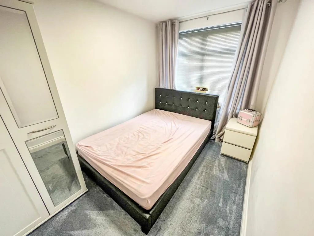 Leeds, West Yorkshire, LS17 5PW - Online Properties