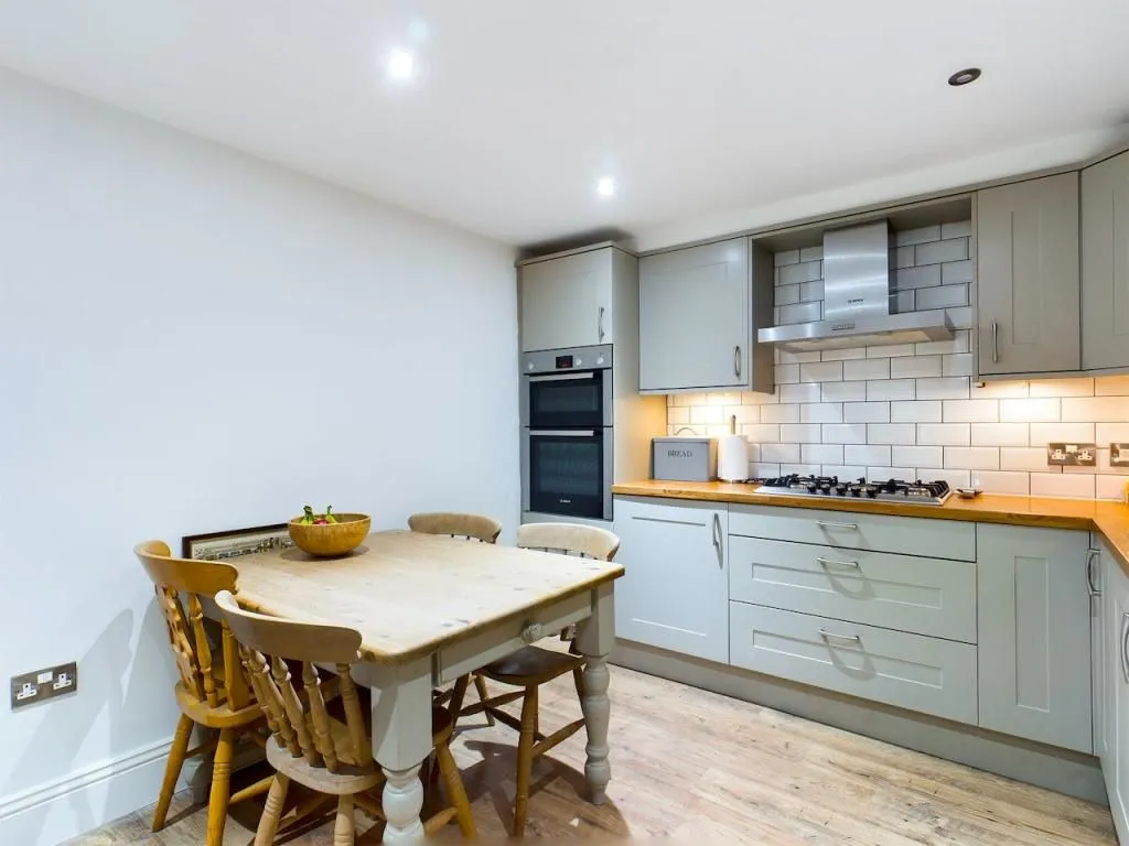 Pudsey, West Yorkshire, LS28 7NT - Online Auctions