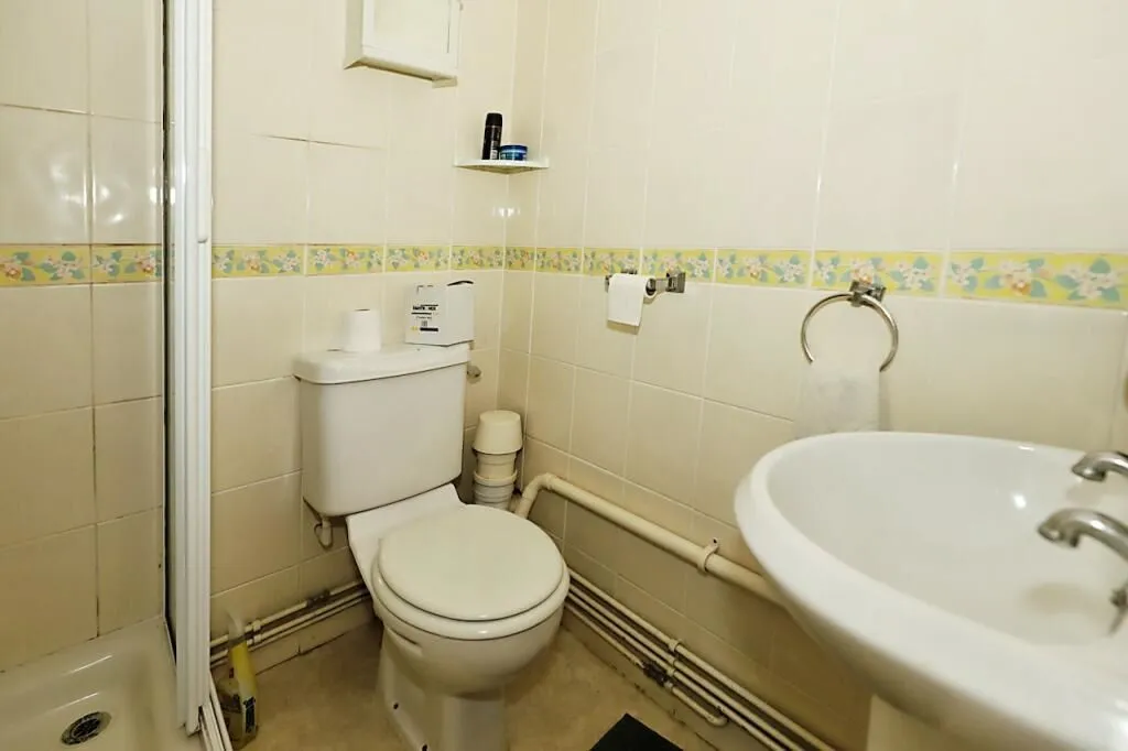 Stourport-on-Severn, Worcestershire, DY13 8TQ - Online Auctions