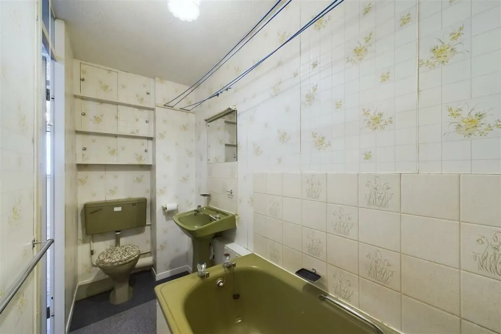 Mapleton Road, London, E4 6XW - Online Auctions