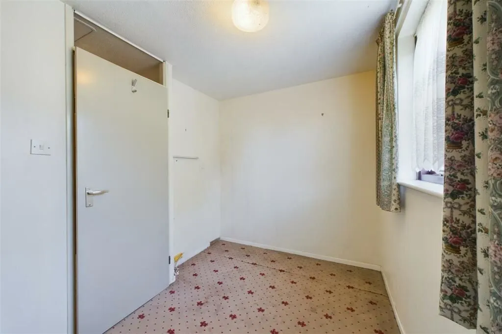 Mapleton Road, London, E4 6XW - Online Auctions