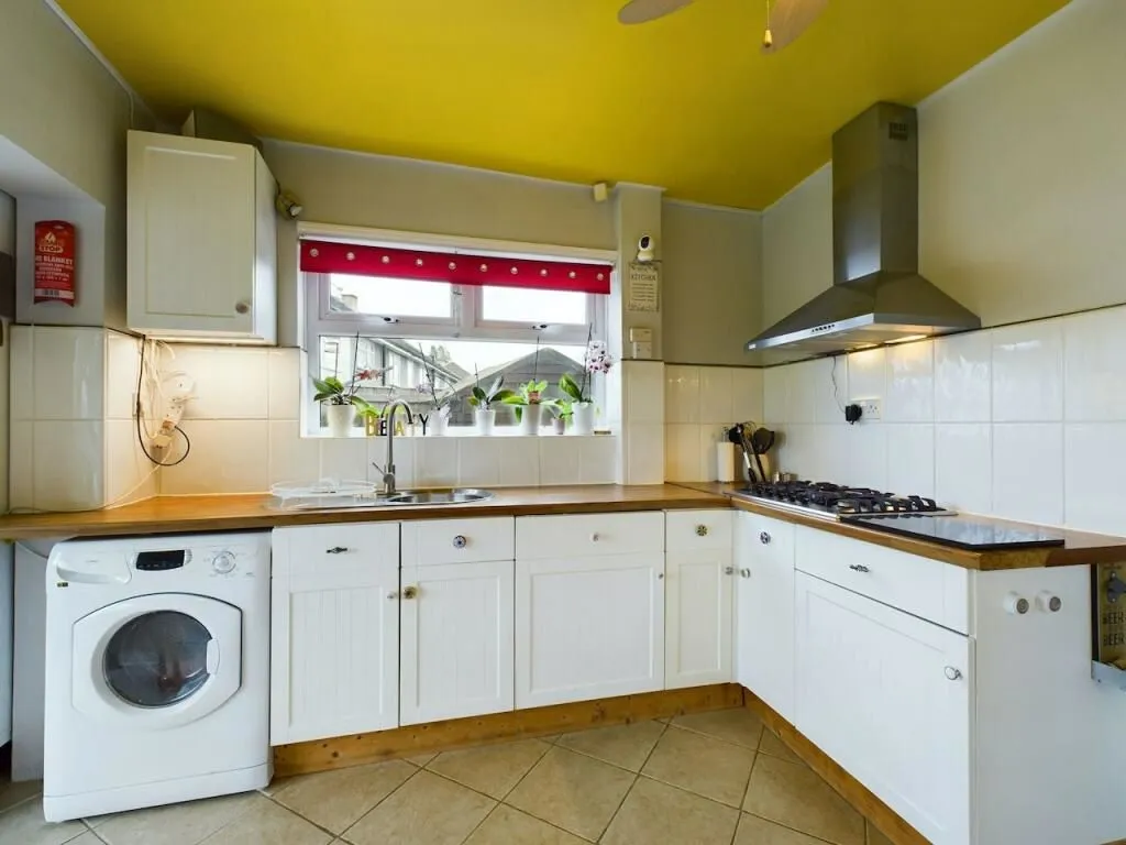 Grimsby, South Humberside, DN34 5SH - Online Auctions