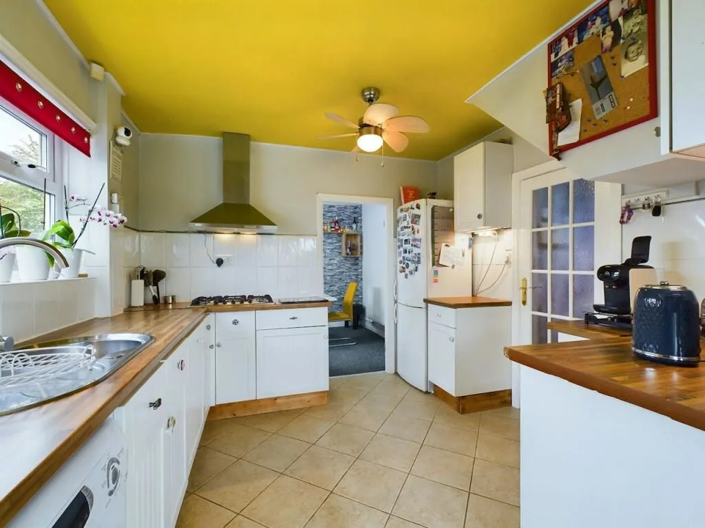Grimsby, South Humberside, DN34 5SH - Online Auctions