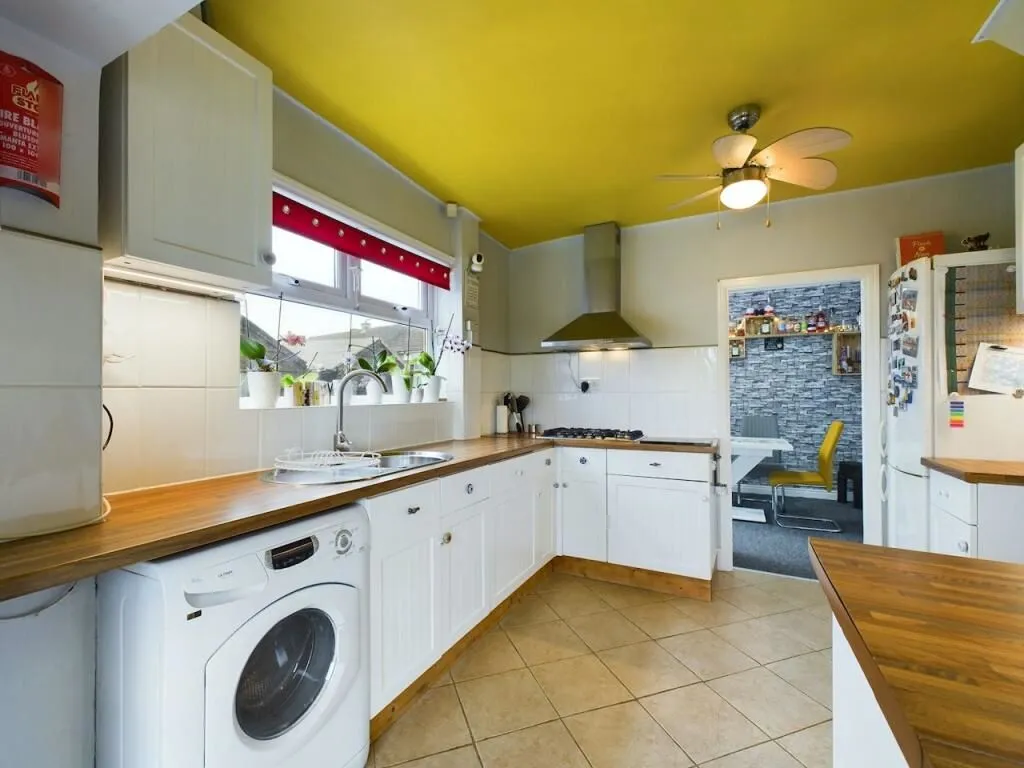 Grimsby, South Humberside, DN34 5SH - Online Auctions